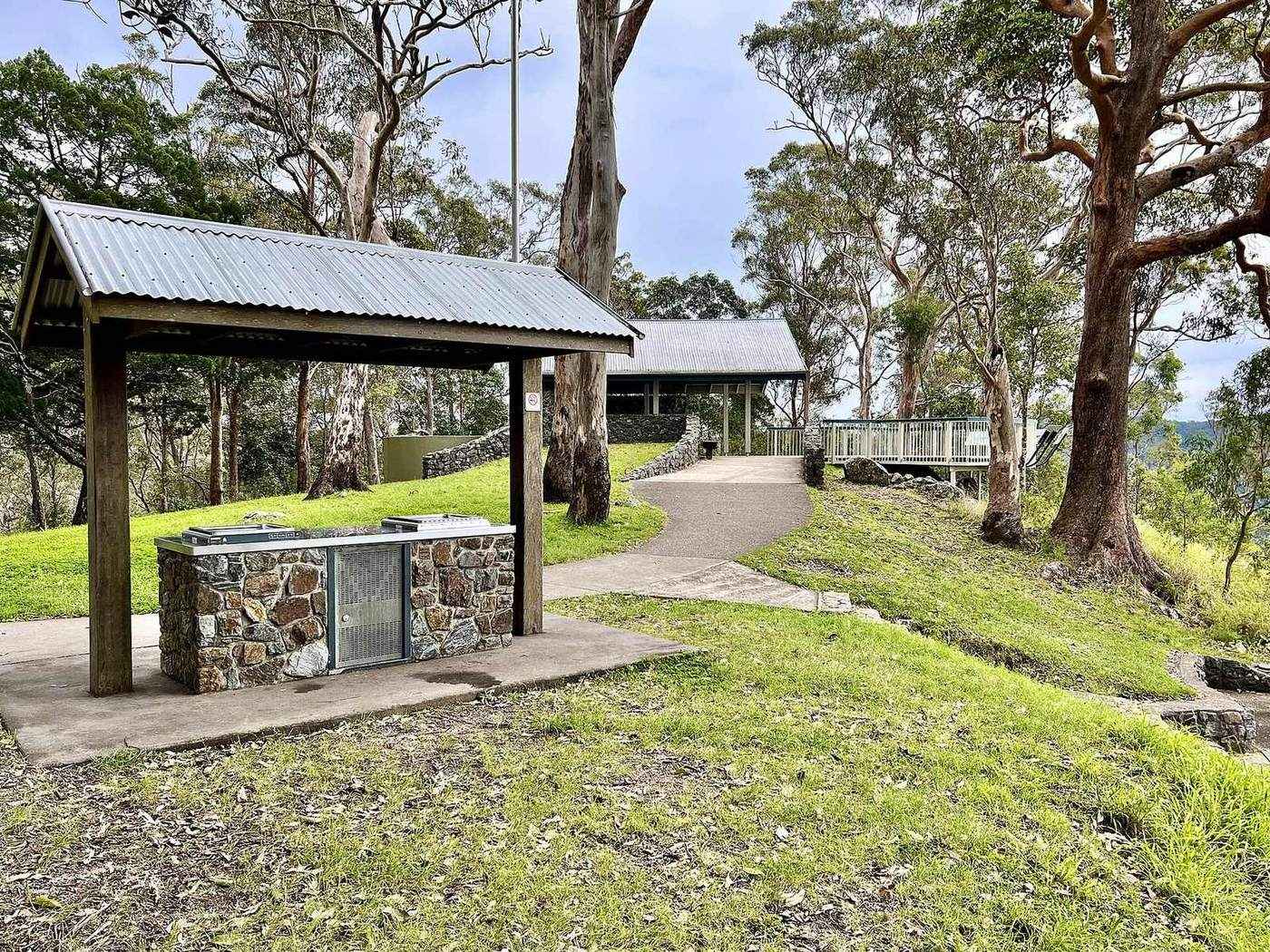 A picnic shelter and lawn at the edge of the forest at Jollys Lookout